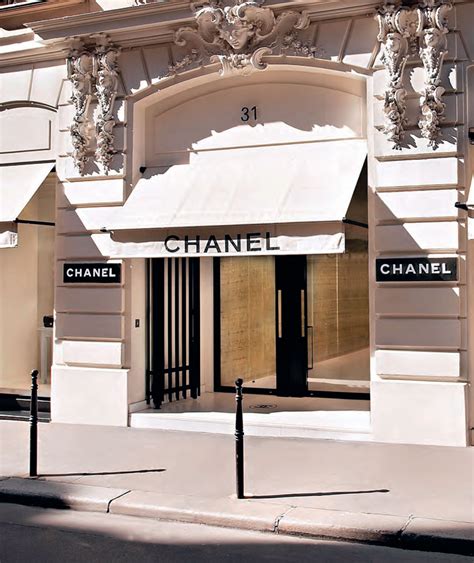 rivenditore chanel bari|Boutiques and authorized CHANEL retailers Bari .